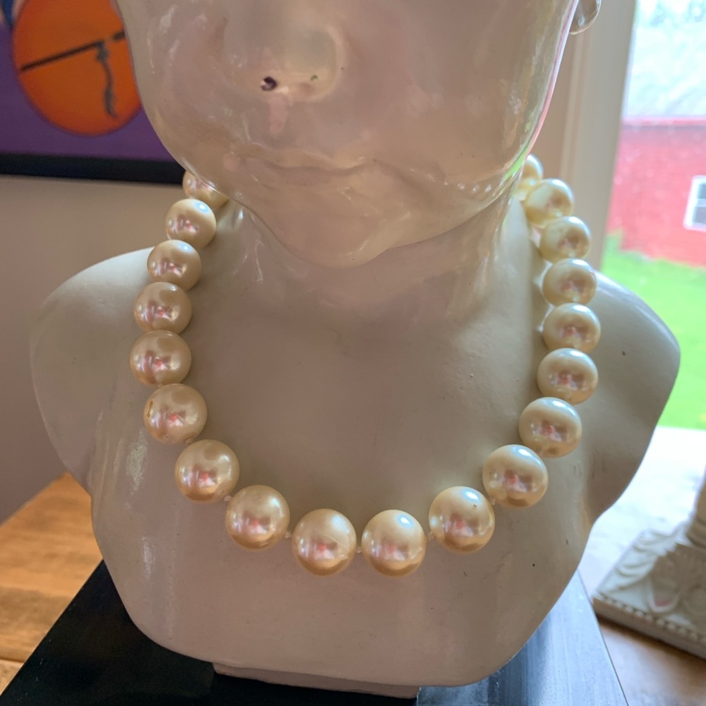 Elegant Cream Pearl Necklace